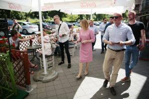 05.07.2020. Kielce. Działacze PiS zachęcają do wsparcia Andrzeja Dudy. Na zdjęciu (w środku): Anna Krupka - wiceminister sportu, (z prawej) Łukasz Korus, Rafał Nowak - wicewojewoda świętokrzyski / Wiktor Taszłow / Radio Kielce