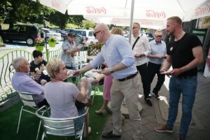 05.07.2020. Kielce. Działacze PiS zachęcają do wsparcia Andrzeja Dudy. Na zdjęciu (z prawej): Łukasz Korus, Wiesław Koza - radny, Rafał Nowak - wicewojewoda świętokrzyski / Wiktor Taszłow / Radio Kielce