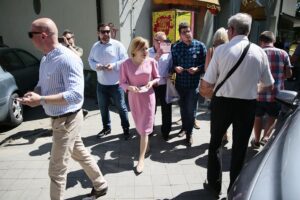 05.07.2020. Kielce. Działacze PiS zachęcają do wsparcia Andrzeja Dudy. Na zdjęciu (w środku): Anna Krupka - wiceminister sportu / Wiktor Taszłow / Radio Kielce