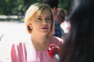 05.07.2020. Kielce. Działacze PiS zachęcają do wsparcia Andrzeja Dudy. Na zdjęciu: Anna Krupka - wiceminister sportu / Wiktor Taszłow / Radio Kielce