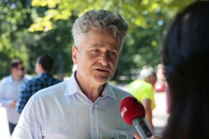 05.07.2020. Kielce. Działacze PiS zachęcają do wsparcia Andrzeja Dudy. Na zdjęciu: Krzysztof Słoń - senator / Wiktor Taszłow / Radio Kielce