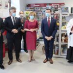 06.07.2020. Kielce. Otwarcie 39 placówki Poczty Polskiej w Kielcach przy ulicy Chęcińskiej. Na zdjęciu (od lewej): Zbigniew Koniusz - wojewoda świętokrzyski, Krzysztof Słoń - senator, Anna Krupka - wiceminister sportu, Grzegorz Kurdziel - wiceprezes zarządu Poczty Polskiej, ksiądz Mariusz Rozin - wikariusz Parafii Garnizonowej pw. Matki Bożej Królowej Polski w Kielcach / Wiktor Taszłow / Radio Kielce