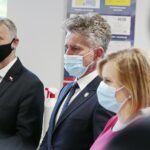 06.07.2020. Kielce. Otwarcie 39 placówki Poczty Polskiej w Kielcach przy ulicy Chęcińskiej. Na zdjęciu (od lewej): Zbigniew Koniusz - wojewoda świętokrzyski, Krzysztof Słoń - senator, Anna Krupka - wiceminister sportu / Wiktor Taszłow / Radio Kielce