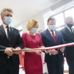 06.07.2020. Kielce. Otwarcie 39 placówki Poczty Polskiej w Kielcach przy ulicy Chęcińskiej. Na zdjęciu (od lewej): Krzysztof Słoń - senator, Anna Krupka - wiceminister sportu, Grzegorz Kurdziel - wiceprezes zarządu Poczty Polskiej, Zbigniew Koniusz - wojewoda świętokrzyski / Wiktor Taszłow / Radio Kielce