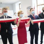 06.07.2020. Kielce. Otwarcie 39 placówki Poczty Polskiej w Kielcach przy ulicy Chęcińskiej. Na zdjęciu (od lewej): Krzysztof Słoń - senator, Anna Krupka - wiceminister sportu, Grzegorz Kurdziel - wiceprezes zarządu Poczty Polskiej, Zbigniew Koniusz - wojewoda świętokrzyski / Wiktor Taszłow / Radio Kielce