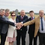 07.07.2020. Ludynia. Oficjalne otwarcie drogi. Na zdjęciu (od lewej): Zbigniew Koniusz - wojewoda świętokrzyski, Krzysztof Słoń - senator, Agata Wojtyszek - poseł, Andrzej Adamczyk - minister infrastruktury, Bartłomiej Dorywalski - poseł, Ireneusz Gliściński - wójt gminy Krasocin / Wiktor Taszłow / Radio Kielce