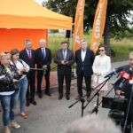 07.07.2020. DK nr 9 Ostrowiec Świętokrzyski - Opatów. Konferencja prasowa z udziałem ministra infrastruktury Andrzeja Adamczyka. Na zdjęciu (od prawej): Andrzej Adamczyk - minister infrastruktury, Agata Wojtyszek - poseł PiS, Jarosław Rusiecki - senator PiS, Andrzej Kryj - poseł PiS, Krzysztof Strzelczyk - dyrektor kieleckiego oddziału GDDKiA i Zbigniew Koniusz - wojewoda świętokrzyski / Wiktor Taszłow / Radio Kielce