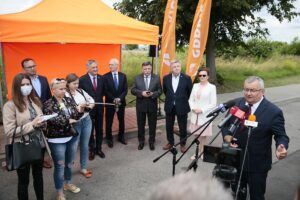 07.07.2020. DK nr 9 Ostrowiec Świętokrzyski - Opatów. Konferencja prasowa z udziałem ministra infrastruktury Andrzeja Adamczyka. Na zdjęciu (od prawej): Andrzej Adamczyk - minister infrastruktury, Agata Wojtyszek - poseł PiS, Jarosław Rusiecki - senator PiS, Andrzej Kryj - poseł PiS, Krzysztof Strzelczyk - dyrektor kieleckiego oddziału GDDKiA i Zbigniew Koniusz - wojewoda świętokrzyski / Wiktor Taszłow / Radio Kielce