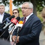 07.07.2020. DK nr 9 Ostrowiec Świętokrzyski - Opatów. Konferencja prasowa z udziałem ministra infrastruktury Andrzeja Adamczyka. Na zdjęciu (od lewej): Jarosław Rusiecki - senator PiS, Agata Wojtyszek - poseł PiS i Andrzej Adamczyk - minister infrastruktury / Wiktor Taszłow / Radio Kielce