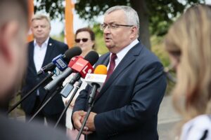 07.07.2020. DK nr 9 Ostrowiec Świętokrzyski - Opatów. Konferencja prasowa z udziałem ministra infrastruktury Andrzeja Adamczyka. Na zdjęciu (od lewej): Jarosław Rusiecki - senator PiS, Agata Wojtyszek - poseł PiS i Andrzej Adamczyk - minister infrastruktury / Wiktor Taszłow / Radio Kielce