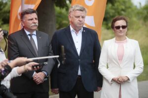 07.07.2020. DK nr 9 Ostrowiec Świętokrzyski - Opatów. Konferencja prasowa z udziałem ministra infrastruktury Andrzeja Adamczyka. Na zdjęciu (od lewej): Andrzej Kryj - poseł PiS, Jarosław Rusiecki - senator PiS i Agata Wojtyszek - poseł PiS / Wiktor Taszłow / Radio Kielce