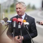 07.07.2020. DK nr 9 Ostrowiec Świętokrzyski - Opatów. Konferencja prasowa z udziałem ministra infrastruktury Andrzeja Adamczyka. Na zdjęciu: Zbigniew Koniusz - wojewoda świętokrzyski / Wiktor Taszłow / Radio Kielce