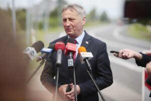 07.07.2020. DK nr 9 Ostrowiec Świętokrzyski - Opatów. Konferencja prasowa z udziałem ministra infrastruktury Andrzeja Adamczyka. Na zdjęciu: Zbigniew Koniusz - wojewoda świętokrzyski / Wiktor Taszłow / Radio Kielce