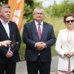 07.07.2020. DK nr 9 Ostrowiec Świętokrzyski - Opatów. Konferencja prasowa z udziałem ministra infrastruktury Andrzeja Adamczyka. Na zdjęciu (od lewej): Jarosław Rusiecki - senator PiS, Andrzej Adamczyk - minister infrastruktury i Agata Wojtyszek - poseł PiS / Wiktor Taszłow / Radio Kielce