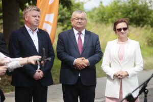 07.07.2020. DK nr 9 Ostrowiec Świętokrzyski - Opatów. Konferencja prasowa z udziałem ministra infrastruktury Andrzeja Adamczyka. Na zdjęciu (od lewej): Jarosław Rusiecki - senator PiS, Andrzej Adamczyk - minister infrastruktury i Agata Wojtyszek - poseł PiS / Wiktor Taszłow / Radio Kielce