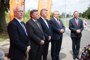 07.07.2020. DK nr 9 Ostrowiec Świętokrzyski - Opatów. Konferencja prasowa z udziałem ministra infrastruktury Andrzeja Adamczyka. Na zdjęciu (od lewej): Krzysztof Strzelczyk - dyrektor kieleckiego oddziału GDDKiA, Andrzej Kryj - poseł PiS, Jarosław Rusiecki - senator PiS, Andrzej Adamczyk - minister infrastruktury i Zbigniew Koniusz - wojewoda świętokrzyski / Wiktor Taszłow / Radio Kielce