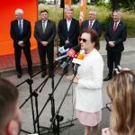07.07.2020. DK nr 9 Ostrowiec Świętokrzyski - Opatów. Konferencja prasowa z udziałem ministra infrastruktury Andrzeja Adamczyka. Na zdjęciu (w środku): Krzysztof Strzelczyk - dyrektor kieleckiego oddziału GDDKiA, Andrzej Kryj - poseł PiS, Jarosław Rusiecki - senator PiS, Andrzej Adamczyk - minister infrastruktury i Zbigniew Koniusz - wojewoda świętokrzyski. Przemawia: Agata Wojtyszek - poseł PiS / Wiktor Taszłow / Radio Kielce
