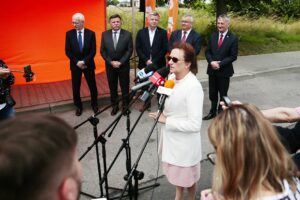 07.07.2020. DK nr 9 Ostrowiec Świętokrzyski - Opatów. Konferencja prasowa z udziałem ministra infrastruktury Andrzeja Adamczyka. Na zdjęciu (w środku): Krzysztof Strzelczyk - dyrektor kieleckiego oddziału GDDKiA, Andrzej Kryj - poseł PiS, Jarosław Rusiecki - senator PiS, Andrzej Adamczyk - minister infrastruktury i Zbigniew Koniusz - wojewoda świętokrzyski. Przemawia: Agata Wojtyszek - poseł PiS / Wiktor Taszłow / Radio Kielce