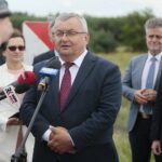 07.07.2020. Ludynia. Oficjalne otwarcie drogi. Na zdjęciu (od lewej): Agata Wojtyszek – poseł, Andrzej Adamczyk - minister infrastruktury, Krzysztof Słoń – senator, Bartłomiej Dorywalski - poseł / Wiktor Taszłow / Radio Kielce