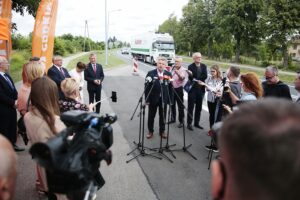 07.07.2020. DK nr 9 Ostrowiec Świętokrzyski - Opatów. Konferencja prasowa z udziałem ministra infrastruktury Andrzeja Adamczyka. Przemawia Jarosław Rusiecki - senator PiS / Wiktor Taszłow / Radio Kielce