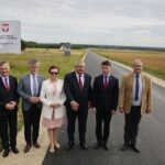 07.07.2020. Ludynia. Oficjalne otwarcie drogi. Na zdjęciu (od lewej): Zbigniew Koniusz - wojewoda świętokrzyski, Krzysztof Słoń - senator, Agata Wojtyszek - poseł, Andrzej Adamczyk - minister infrastruktury, Bartłomiej Dorywalski - poseł, Ireneusz Gliściński - wójt gminy Krasocin / Wiktor Taszłow / Radio Kielce