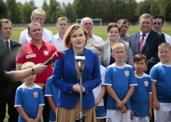 08.07.2020. Osiek. Piast Osiek będzie miał nowy budynek klubowy. Przemawia Anna Krupka - wiceminister sportu / Wiktor Taszłow / Radio Kielce