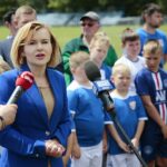 08.07.2020. Osiek. Piast Osiek będzie miał nowy budynek klubowy. Przemawia Anna Krupka - wiceminister sportu / Wiktor Taszłow / Radio Kielce