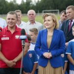 08.07.2020. Osiek. Piast Osiek będzie miał nowy budynek klubowy. W pierwszym rzędzie (od lewej): Mirosław Gajek - prezes MKS Piast Osiek, Anna Krupka - wiceminister sportu / Wiktor Taszłow / Radio Kielce