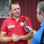 08.07.2020. Osiek. Piast Osiek będzie miał nowy budynek klubowy. Na zdjęciu (od lewej): Mirosław Gajek - prezes MKS Piast Osiek, Jakub Rożek - Radio Kielce / Wiktor Taszłow / Radio Kielce