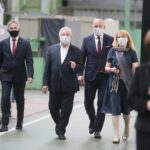 09.07.2020. Skarżysko-Kamienna. Wizyta premiera Mateusza Morawieckiego w Mesko. Na zdjęciu (od lewej): Zbigniew Koniusz - wojewoda świętokrzyski, Krzysztof Lipiec - poseł PiS, Marcin Perz - prezes SSE Starachowice, Małgorzata Pruś - dyrektor biura poselskiego Krzysztofa Lipca / Wiktor Taszlow / Radio Kielce