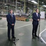 09.07.2020. Skarżysko-Kamienna. Wizyta premiera Mateusza Morawieckiego w Mesko. Na zdjęciu: Tomasz Stawiński - prezes zarządu Mesko (z lewej) i Mateusz Morawiecki - premier RP / Wiktor Taszlow / Radio Kielce