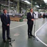 09.07.2020. Skarżysko-Kamienna. Wizyta premiera Mateusza Morawieckiego w Mesko. Na zdjęciu: Tomasz Stawiński - prezes zarządu Mesko (z lewej) i Mateusz Morawiecki - premier RP / Wiktor Taszlow / Radio Kielce