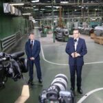 09.07.2020. Skarżysko-Kamienna. Wizyta premiera Mateusza Morawieckiego w Mesko. Na zdjęciu: Tomasz Stawiński - prezes zarządu Mesko (z lewej) i Mateusz Morawiecki - premier RP / Wiktor Taszlow / Radio Kielce