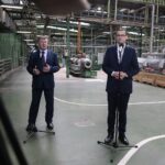 09.07.2020. Skarżysko-Kamienna. Wizyta premiera Mateusza Morawieckiego w Mesko. Na zdjęciu: Tomasz Stawiński - prezes zarządu Mesko (z lewej) i Mateusz Morawiecki - premier RP / Wiktor Taszlow / Radio Kielce