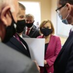 09.08.2020 Sudół koło Ostrowca Św. Spotkanie premiera Mateusza Morawieckiego z samorządowcami. Od prawej: premier Mateusz Morawiecki, poseł Anna Krupka - wiceminister sportu i Zbigniew Koniusz - wojewoda / Wiktor Taszłow / Radio Kielce