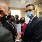 09.08.2020 Sudół koło Ostrowca Św. Spotkanie premiera Mateusza Morawieckiego z samorządowcami. Od prawej: premier Mateusz Morawiecki, poseł Anna Krupka - wiceminister sportu i Zbigniew Koniusz - wojewoda / Wiktor Taszłow / Radio Kielce