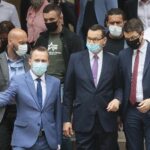 09.07.2020 Busko-Zdrój. Wizyta premiera Mateusza Morawieckiego. Na zdjęciu (w środku od lewej): poseł Michał Cieślak, premier Mateusz Morawiecki / Wiktor Taszłow / Radio Kielce