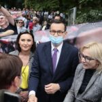 09.07.2020 Busko-Zdrój. Wizyta premiera Mateusza Morawieckiego. Na zdjęciu (w środku): premier Mateusz Morawiecki / Wiktor Taszłow / Radio Kielce