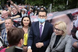 09.07.2020 Busko-Zdrój. Wizyta premiera Mateusza Morawieckiego. Na zdjęciu (w środku): premier Mateusz Morawiecki / Wiktor Taszłow / Radio Kielce