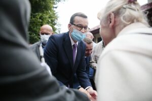 09.07.2020 Busko-Zdrój. Wizyta premiera Mateusza Morawieckiego. Na zdjęciu (w środku): premier Mateusz Morawiecki / Wiktor Taszłow / Radio Kielce