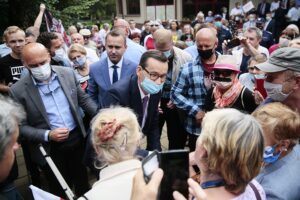 09.07.2020 Busko-Zdrój. Wizyta premiera Mateusza Morawieckiego. Na zdjęciu (w środku): premier Mateusz Morawiecki i poseł Michał Cieślak / Wiktor Taszłow / Radio Kielce