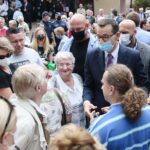 09.07.2020 Busko-Zdrój. Wizyta premiera Mateusza Morawieckiego. Na zdjęciu (w środku): premier Mateusz Morawiecki / Wiktor Taszłow / Radio Kielce