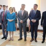 10.07.2020. Kielce. Wręczenie promes na wozy strażackie. Na zdjęciu (od lewej): poseł Andrzej Kryj, poseł Bartłomiej Dorywalski, poseł Anna Krupka - wiceminister sportu, senator Krzysztof Słoń, Andrzej Pruś - przewodniczący sejmiku, Ryszard Gliwiński - prezes WFOŚiGW / Wiktor Taszłow / Radio Kielce