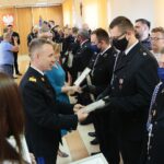 10.07.2020. Kielce. Wręczenie promes na wozy strażackie. Na zdjęciu: nadbrygadier Andrzej Bartkowiak - Komendant Główny PSP i poseł Krzysztof Lipiec / Wiktor Taszłow / Radio Kielce