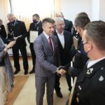 10.07.2020. Kielce. Wręczenie promes na wozy strażackie. Na zdjęciu (na środku): poseł Bartłomiej Dorywalski, poseł Krzysztof Lipiec. / Wiktor Taszłow / Radio Kielce