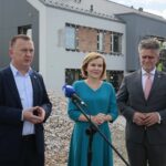 10.07.2020 Chęciny. Budowa komisariatu policji. Na zdjęciu (od lewej): burmistrz Robert Jaworski, wiceminister Anna Krupka i senator Krzysztof Słoń / Wiktor Taszłow / Radio Kielce