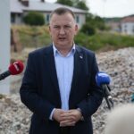 10.07.2020 Chęciny. Budowa komisariatu policji. Na zdjęciu: burmistrz Robert Jaworski / Wiktor Taszłow / Radio Kielce