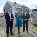 10.07.2020 Chęciny. Budowa komisariatu policji. Na zdjęciu (od lewej): burmistrz Robert Jaworski, wiceminister Anna Krupka i senator Krzysztof Słoń / Wiktor Taszłow / Radio Kielce