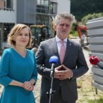 10.07.2020 Chęciny. Budowa komisariatu policji. Na zdjęciu (od lewej): wiceminister Anna Krupka i senator Krzysztof Słoń / Wiktor Taszłow / Radio Kielce