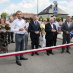 10.07.2020. Piekoszów. Otwarcie nowej drogi. Na zdjęciu (w pierwszym rzędzie od lewej): Zbigniew Piątek - wójt gminy Piekoszów, Zbigniew Koniusz - wojewoda świętokrzyski, Krzysztof Lipiec - poseł, Krzysztof Słoń - senator / Wiktor Taszłow / Radio Kielce